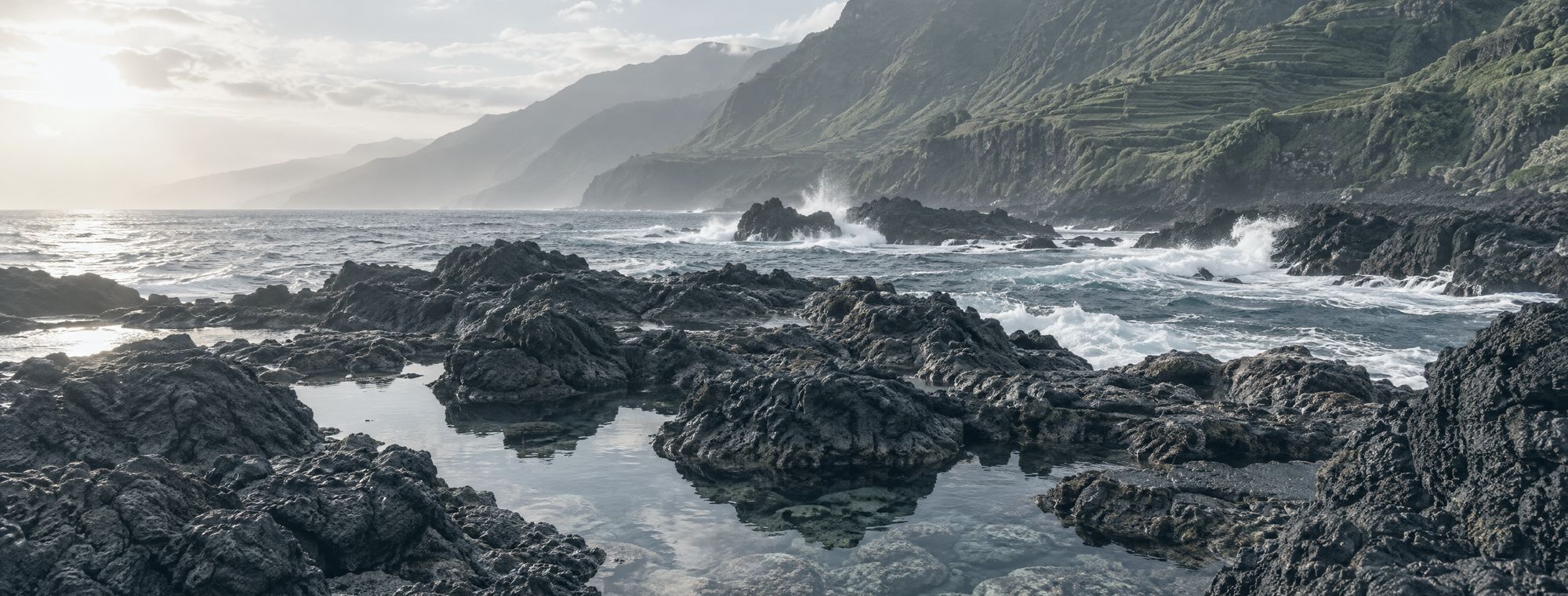 Costa volcánica del norte de Tenerife, con charcos naturales entre la roca