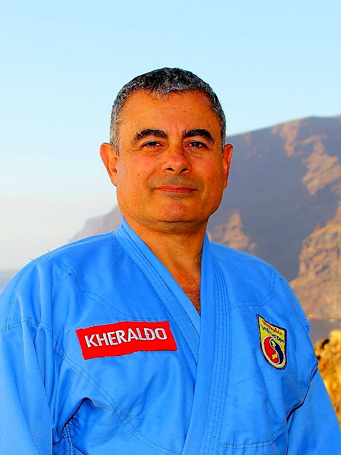Portrait of master Gerardo Ramón Gutiérrez Dorta in the blue Vovinam uniform with the yellow belt and red stripe of 1st Dang